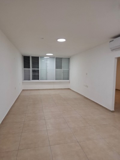 דירת 3 חדרים ברחוב פתח תקווה | סלון ענק | נתניה