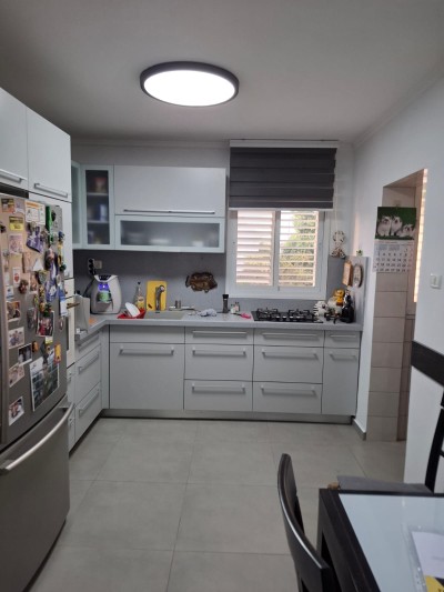 דירת 3 חדרים 76 מ"ר משופצת | ממ"ד ומרפסת סוכה | ותיקים נתניה