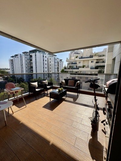 ✨ חדש למכירה | דירת 5.5 חדרים מרווחת | 125 מ”ר + מרפסת 16 מ”ר | קריית השרון ✨