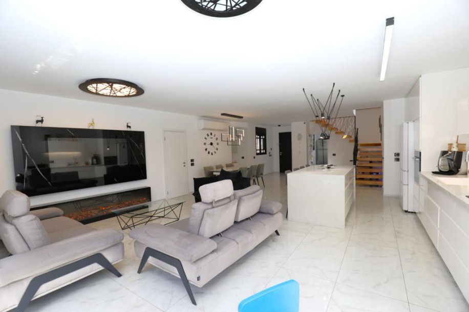 דופלקס 6 חדרים 200 מ"ר ברמת אפרים | גינה | נתניה-1