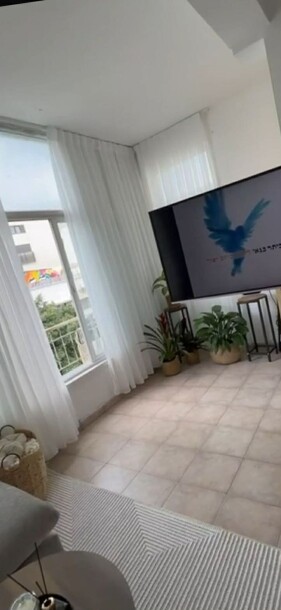 להשכרה מתיווך ! רחוב בן יהודה.-7