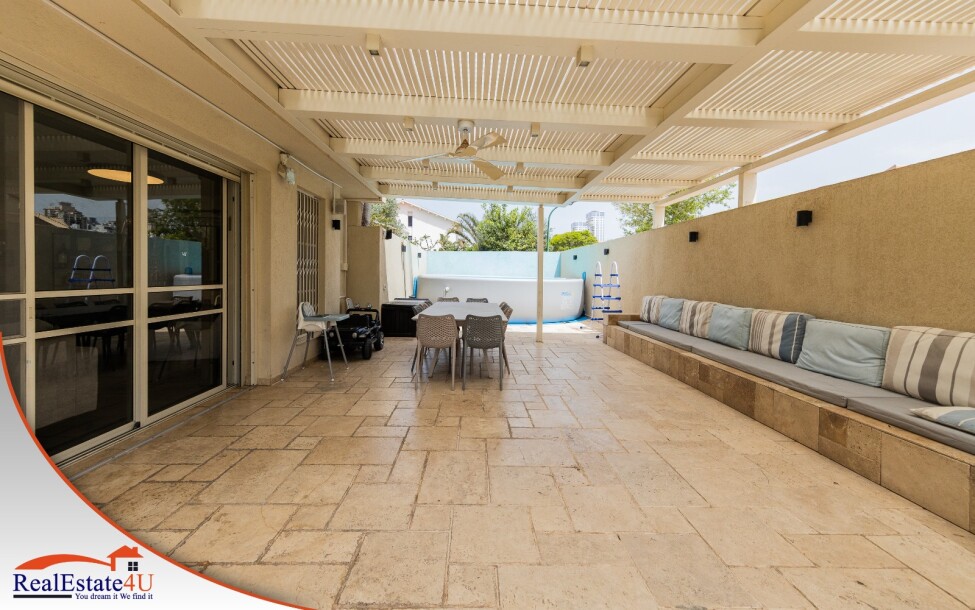 בית פינתי יוקרתי למכירה ברמת פולג הישנה, נתניה | תחושה של וילה פרטית עם גינה ענקית-6