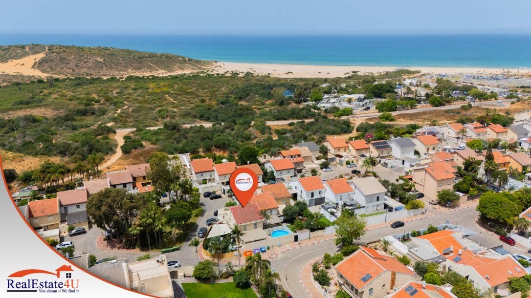 בית פינתי יוקרתי למכירה ברמת פולג הישנה, נתניה | תחושה של וילה פרטית עם גינה ענקית-11