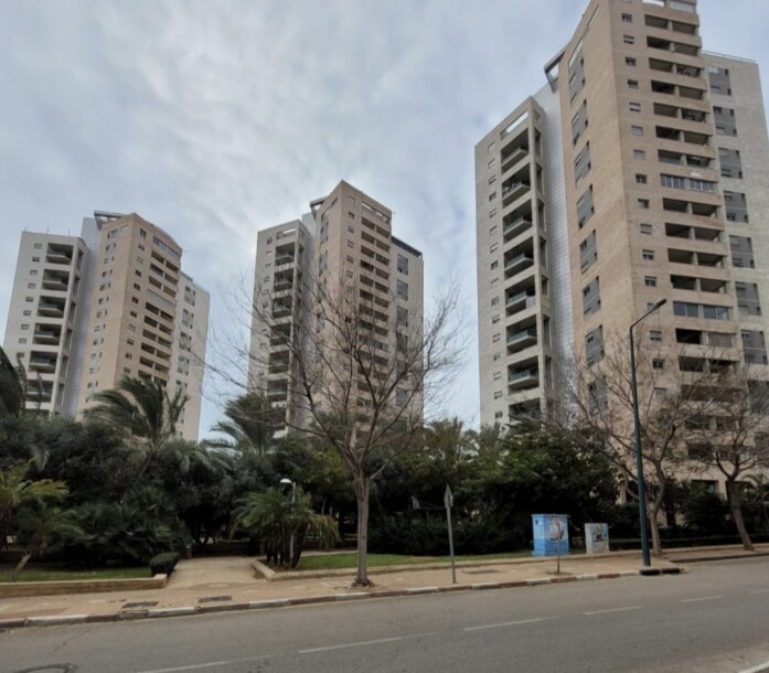 דירה יפה גדולה ומוארת נמצאת במקום שקט-7